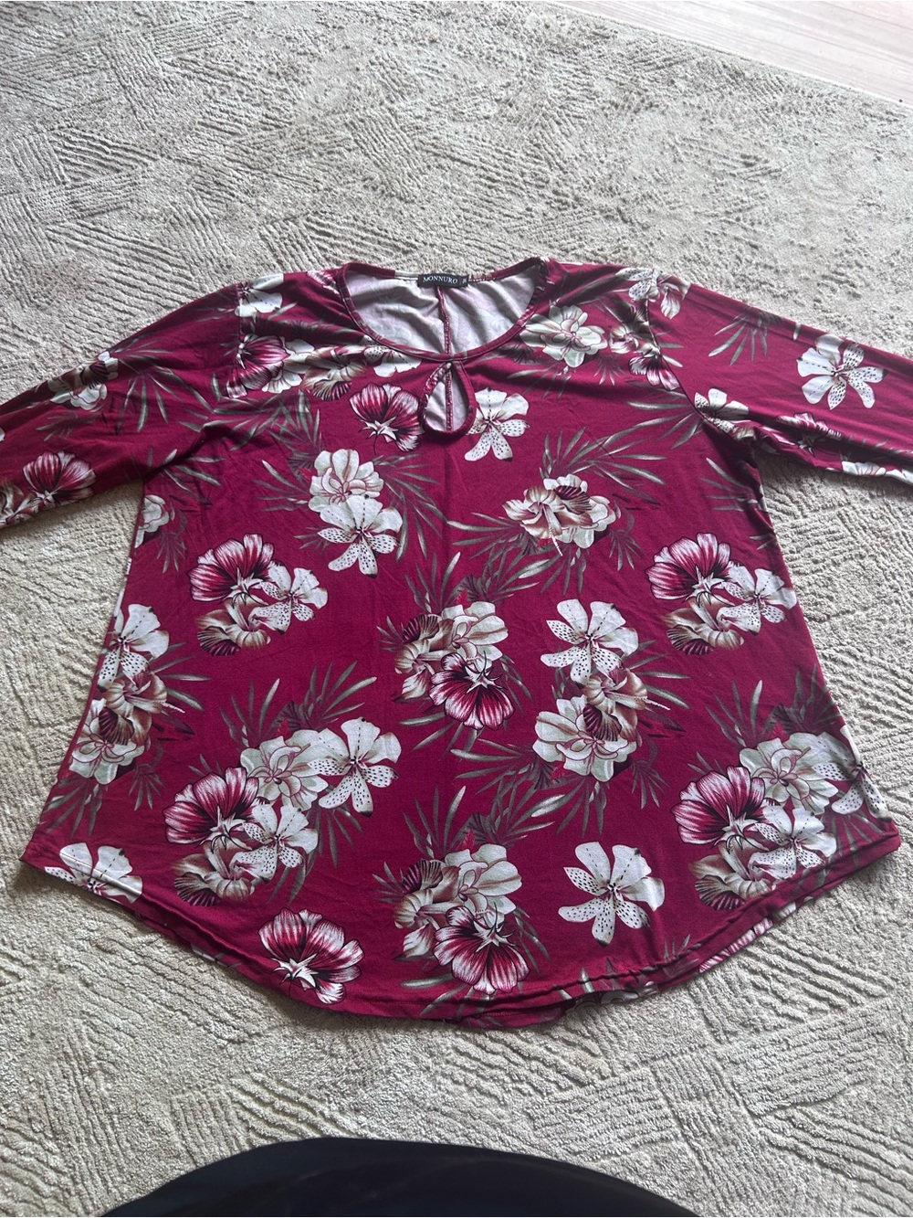 Source Unknown Maroon Floral Keyhole Short Sleeve Tee